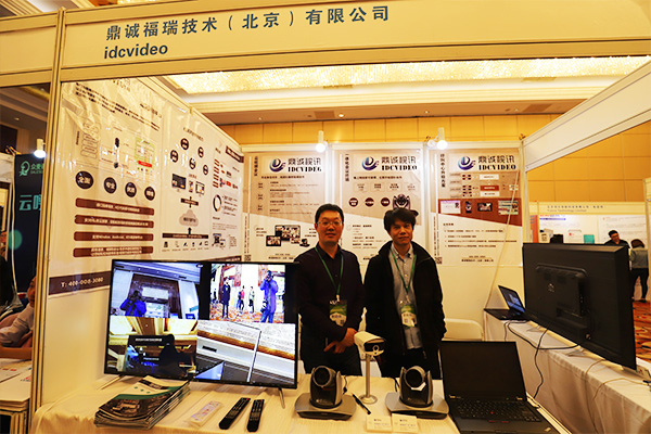 ���\����