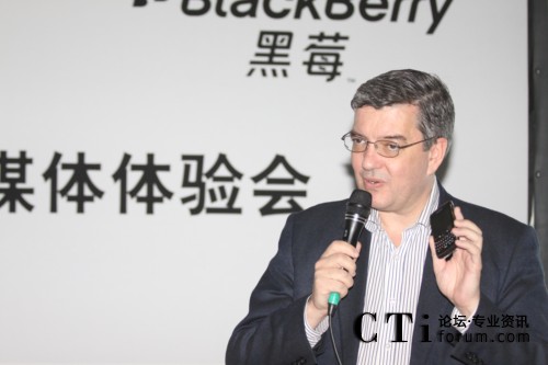 RIM��˾�Ї��^(q��)�����x������� չʾ��ݮ8980 Curve�����֙C